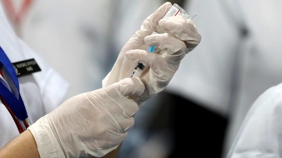 A healthcare worker fills a syringe with a dose of Bharat Biotech's COVID-19 vaccine called COVAXIN, during the coronavirus disease (COVID-19) vaccination campaign at All India Institute of Medical Sciences (AIIMS) hospital in New Delhi, India, January 16, 2021. REUTERS/Adnan Abidi (REUTERS)