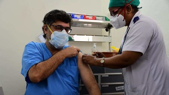 A medic administers a dose of Covishield vaccine to a health worker at BYL Nair Hospital in Mumbai. (HT FILE)(HT_PRINT) A medic administers a dose of Covishield vaccine to a health worker at BYL Nair Hospital in Mumbai. (HT FILE)(HT_PRINT)