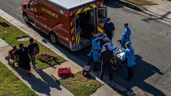 (FILES) In this file photo taken on December 29, 2020 after administering him with oxygen, County of Los Angeles paramedics load a potential Covid-19 patient in the ambulance before transporting him to a hospital in Hawthorne, California as a family walks by. - Los Angeles ambulance workers have been told to stop transporting some patients with extremely low survival chances to hospital, and to limit oxygen use, as record Covid cases overwhelm medical resources.
California has emerged as the latest epicenter of the US coronavirus pandemic, with nearly 4,000 deaths in the last two weeks alone, and hospitals bracing for another surge expected from the holiday period. (Photo by Apu GOMES / AFP)(AFP) (FILES) In this file photo taken on December 29, 2020 after administering him with oxygen, County of Los Angeles paramedics load a potential Covid-19 patient in the ambulance before transporting him to a hospital in Hawthorne, California as a family walks by. - Los Angeles ambulance workers have been told to stop transporting some patients with extremely low survival chances to hospital, and to limit oxygen use, as record Covid cases overwhelm medical resources.
California has emerged as the latest epicenter of the US coronavirus pandemic, with nearly 4,000 deaths in the last two weeks alone, and hospitals bracing for another surge expected from the holiday period. (Photo by Apu GOMES / AFP)(AFP)