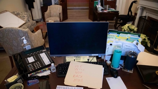 A supporter of US President Donald Trump leaves a note in the office of US Speaker of the House Nancy Pelosi.(AFP) A supporter of US President Donald Trump leaves a note in the office of US Speaker of the House Nancy Pelosi.(AFP)