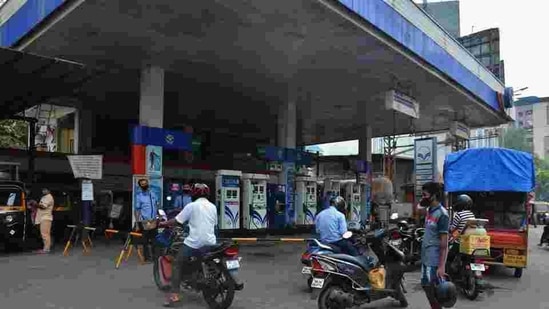 A view at a petrol pump in Thane, Maharashtra. ( Praful Gangurde/ HT Photo ) A view at a petrol pump in Thane, Maharashtra. ( Praful Gangurde/ HT Photo )