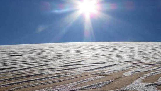 Featuring the desert region of Algeria, the photographs show thin layers of ice in delicate patterns across the sand-dunes.(Facebook/@Karim Bouchetata )