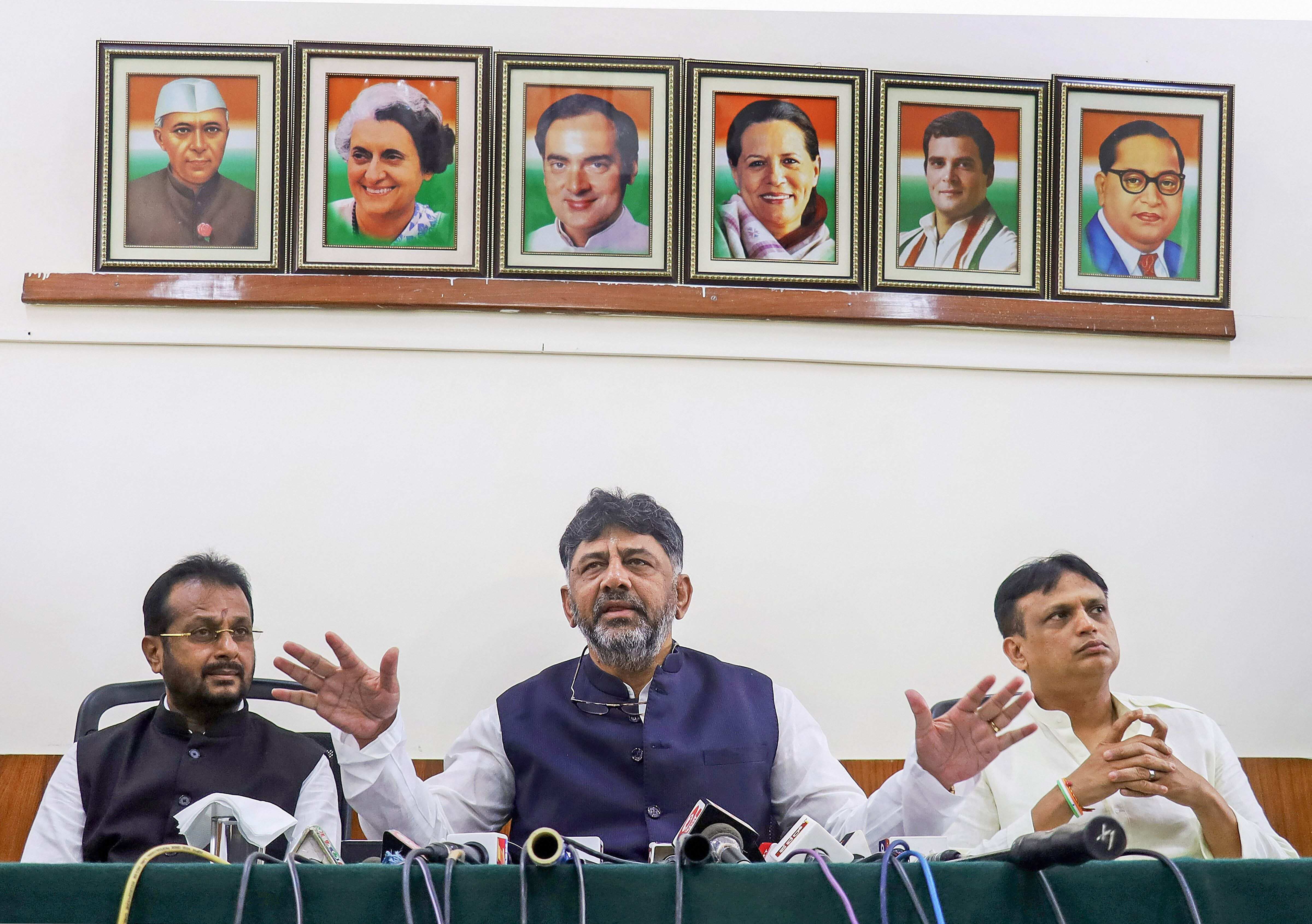 Bengaluru: Karnataka Pradesh Congress Committee President DK Shivakumar (C) addresses a press conference regarding the ongoing farmers' agitation in Delhi, at Vidhana Soudha in Bengaluru, Monday. Dec. 7, 2020. MLC Narayanaswamy (L), and MLA Ajaysingh (R) are also seen. (PTI Photo)(PTI07-12-2020_000084B) (PTI)