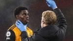 Owen Otasowie of Wolverhampton Wanderers receives treatment for a head injury testing for possible concussion. (Getty Images) Owen Otasowie of Wolverhampton Wanderers receives treatment for a head injury testing for possible concussion. (Getty Images)