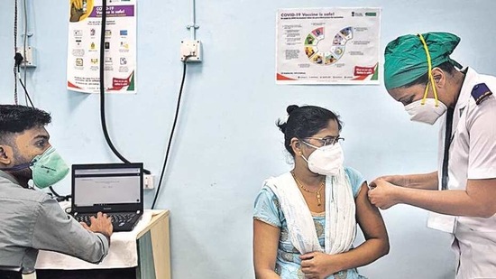 A healthcare worker being administered the vaccine shot at Rajawadi Hospital, Ghatkopar, on Monday. (Satish Bate/HT Photo)(HT_PRINT) A healthcare worker being administered the vaccine shot at Rajawadi Hospital, Ghatkopar, on Monday. (Satish Bate/HT Photo)(HT_PRINT)