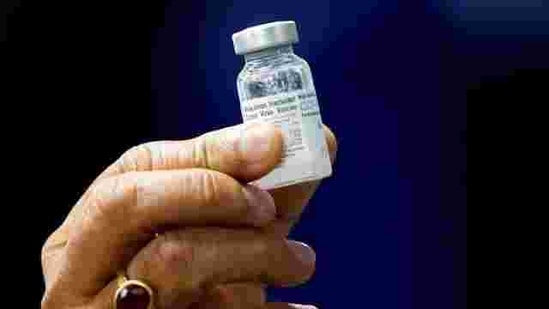 Indian Health Minister Harsh Vardhan holds a dose of Bharat Biotech's COVID-19 vaccine called COVAXIN, during a vaccination campaign at All India Institute of Medical Sciences (AIIMS) hospital in New Delhi, India, January 16, 2021. REUTERS/Adnan Abidi (REUTERS)