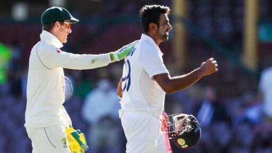 Australian captain Tim Paine with India's Ravichandran Ashwin.(AP) Australian captain Tim Paine with India's Ravichandran Ashwin.(AP)