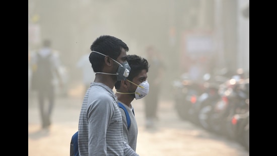 Delhi’s air quality slipped into the “severe” category on Tuesday, for the sixth time this month (Biplov Bhuyan/HT PHOTO) Delhi’s air quality slipped into the “severe” category on Tuesday, for the sixth time this month (Biplov Bhuyan/HT PHOTO)