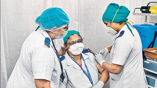A healthcare worker receives a dose of Covid-19 vaccine at Nair Hospital. (Pratik Chorge/HT) A healthcare worker receives a dose of Covid-19 vaccine at Nair Hospital. (Pratik Chorge/HT)