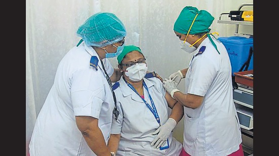 A healthcare worker receives a dose of Covishield vaccine, at Nair Hospital. (Pratik Chorge/HT) A healthcare worker receives a dose of Covishield vaccine, at Nair Hospital. (Pratik Chorge/HT)