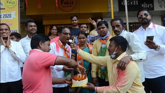 BJP supporters celebrate the gram panchayat election results in Kalyan, on Monday, January 18, 2021. (Rishikesh Choudhary/HT Photo) BJP supporters celebrate the gram panchayat election results in Kalyan, on Monday, January 18, 2021. (Rishikesh Choudhary/HT Photo)