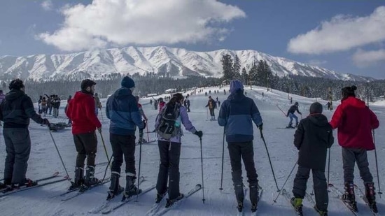 Snow fills Kashmir resort with tourists again(AP)