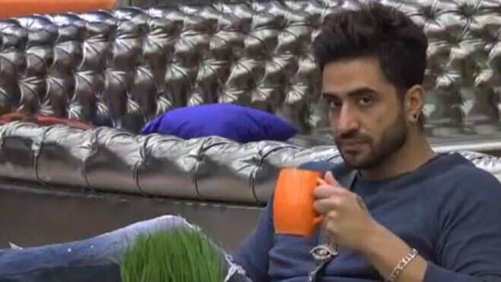 Bigg Boss 14: Aly Goni spits and asks Abhinav Shukla to lick it, VJ Andy Kumar tweets he is 'looking like a total fool'