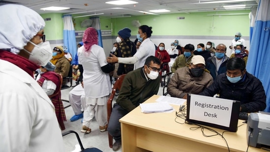 Health workers wait at PMCH ahead of the Covid -19 vaccination drive, in Patna on January 16.(ANI) Health workers wait at PMCH ahead of the Covid -19 vaccination drive, in Patna on January 16.(ANI)