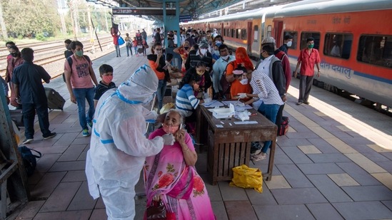 A health care worker collects swab sample from travellers for coronavirus screening at Dadar station in Mumbai on January 17. The national recovery rate has risen to 96.70% while the fatality rate stands at 1.44%, according to the health ministry.( Pratik Chorge / HT Photo)