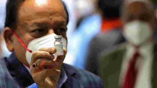 More than eight lakh healthcare workers were vaccinated against Covid-19 in the country till 7 am on Thursday, according to the health ministry.(Bloomberg Photo )