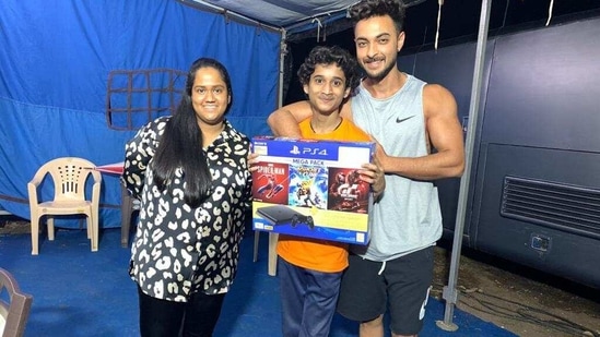 Aayush Sharma with wife Arpita and a fan. Aayush Sharma with wife Arpita and a fan.