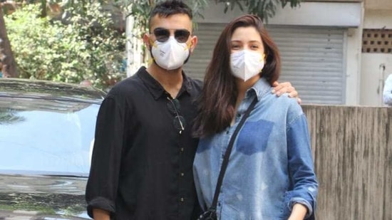 Anushka Sharma poses with Virat Kohli to the paparazzi at the