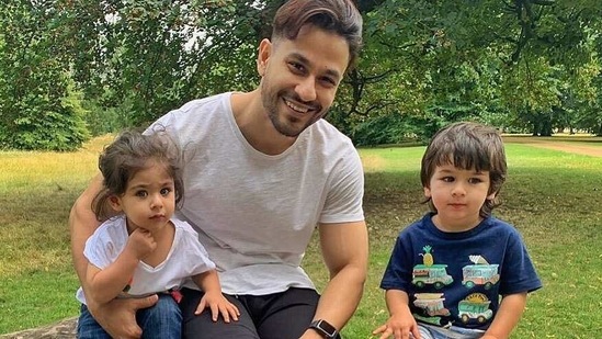 Kunal Kemmu with Taimur and Inaaya.