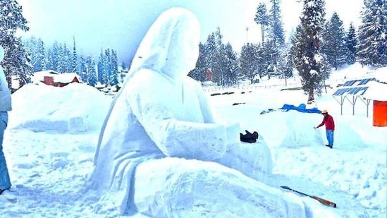 A four-day snow sculpting competition, aimed at providing a platform to budding artists in Kashmir, began on Wednesday in the famous skiing resort of Gulmarg.(Yahoo)