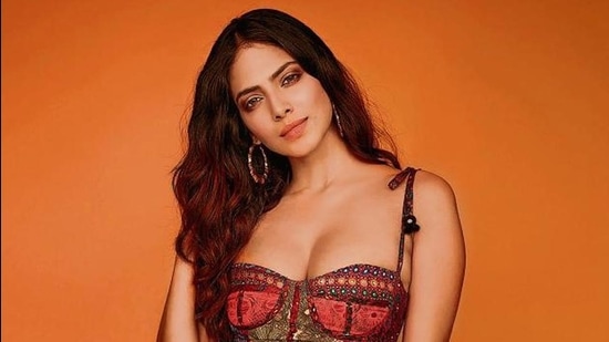 Actor Malavika Mohanan started her Hindi film career with Beyond The Clouds (2017) Actor Malavika Mohanan started her Hindi film career with Beyond The Clouds (2017)