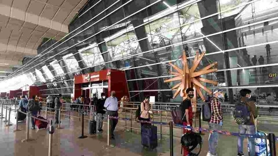 Passengers queue to get their documents verified before entering the IGI Airport amid the lockdown in New Delhi on May 30, 2020.(Sanjeev Verma/HT Photo) Passengers queue to get their documents verified before entering the IGI Airport amid the lockdown in New Delhi on May 30, 2020.(Sanjeev Verma/HT Photo)