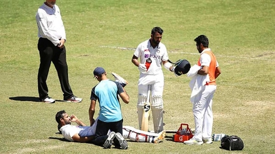 Hanuma Vihari (on the ground) receives treatment. (Getty Images) Hanuma Vihari (on the ground) receives treatment. (Getty Images)