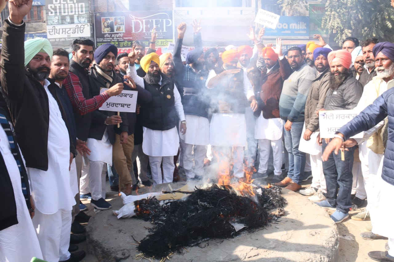 Youth Akali Dal members raise slogans against Centre in Bathinda (Sanjeev Kumar/HT Photos) Youth Akali Dal members raise slogans against Centre in Bathinda (Sanjeev Kumar/HT Photos)