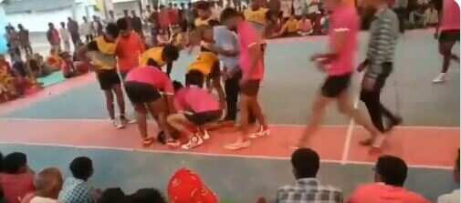 Players crowding around the collapsed man. (Photo@riteshmishraht)