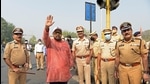 Singer and musician Shankar Mahadevan himself became a traffic cop and took to the streets in Vashi to regulate traffic, on Friday morning. (Bachchan Kumar/HT PHOTO) Singer and musician Shankar Mahadevan himself became a traffic cop and took to the streets in Vashi to regulate traffic, on Friday morning. (Bachchan Kumar/HT PHOTO)