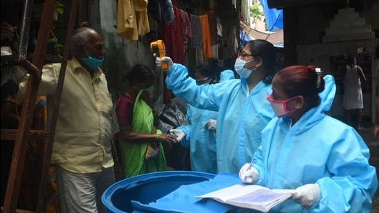 Health officials credit the widespread screening conducted by health workers at Dharavi to the fall in cases of Covid-19 in the area. (Vijayanand Gupta/HT PHOTO) Health officials credit the widespread screening conducted by health workers at Dharavi to the fall in cases of Covid-19 in the area. (Vijayanand Gupta/HT PHOTO)