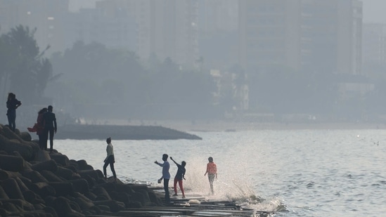 People seen by the beach at Dadar in Mumbai on January 20. Although fresh infections in Maharashtra have hit a plateau in the past few months, there are still 45,622 active cases.(Satish Bate / HT Photo)