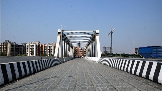 The new Patripool Rail Over Bridge (ROB) will be inaugurated by CM Uddhav Thackeray through a video conference. (Rishikesh Choudhary/HT photo) The new Patripool Rail Over Bridge (ROB) will be inaugurated by CM Uddhav Thackeray through a video conference. (Rishikesh Choudhary/HT photo)