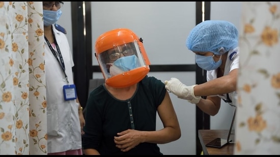 A medic administers Covid-19 vaccine at Shatabdi Hospital, Kandivli in Mumbai on Friday. (Satish Bate/HT Photo) A medic administers Covid-19 vaccine at Shatabdi Hospital, Kandivli in Mumbai on Friday. (Satish Bate/HT Photo)