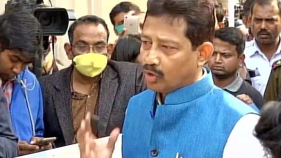 Rajib Banerjee went to the Raj Bhawan in the afternoon and submitted a copy of the letter to governor Jagdeep Dhankhar.(ANI/Twitter) Rajib Banerjee went to the Raj Bhawan in the afternoon and submitted a copy of the letter to governor Jagdeep Dhankhar.(ANI/Twitter)