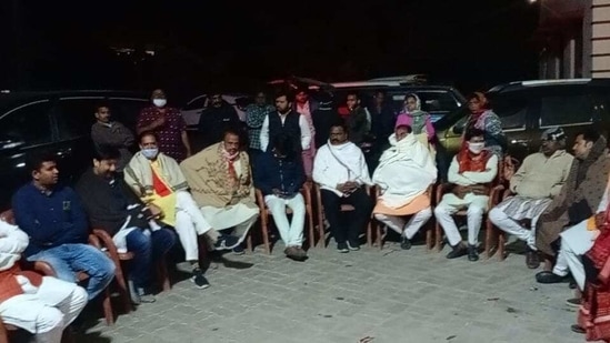Odisha BJP unit chief Samir Mohanty and leader of Opposition Pradipta Naik led the overnight protest against paddy procurement by the government.(HT Photo) Odisha BJP unit chief Samir Mohanty and leader of Opposition Pradipta Naik led the overnight protest against paddy procurement by the government.(HT Photo)