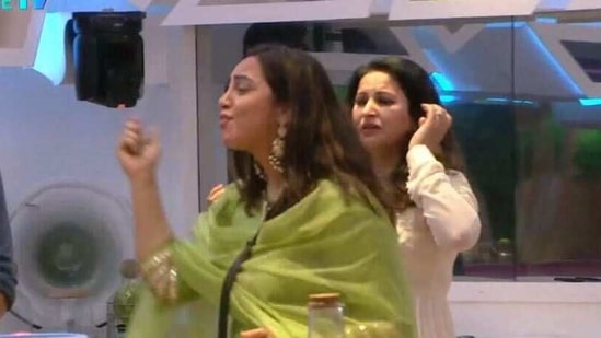 Arshi Khan triggered the fight between Sonali Phogat and Rubina Dilaik. (Colors)