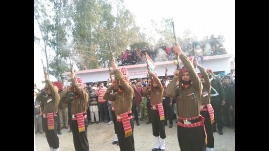 Soldiers giving salute during the cremation of Havildar Nirmal Singh at Jansui village in Ambala district on Friday. (HT Photo) Soldiers giving salute during the cremation of Havildar Nirmal Singh at Jansui village in Ambala district on Friday. (HT Photo)