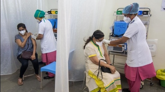Healthcare workers receive a dose of Covishield Covid-19 vaccine, produced by the Serum Institute of India, at Nair Hospital in Mumbai, on Wednesday, January 20, 2021. (Pratik Chorge/HT Photo) Healthcare workers receive a dose of Covishield Covid-19 vaccine, produced by the Serum Institute of India, at Nair Hospital in Mumbai, on Wednesday, January 20, 2021. (Pratik Chorge/HT Photo)