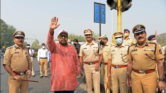 Singer and musician Shankar Mahadevan himself became a traffic cop and took to the streets in Vashi to regulate traffic, on Friday morning. (Bachchan Kumar/HT PHOTO)