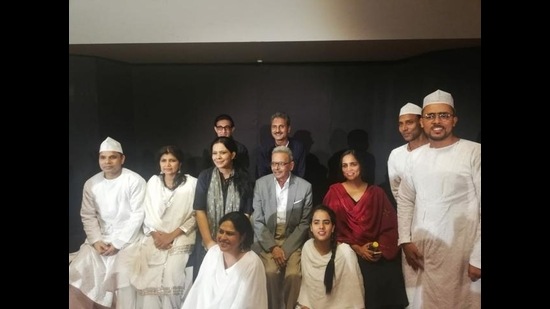 Shamsur Rahman Faruqi (seated, centre) at a dastangoi event in September 2018. Mahmood Farooqui stands immediately behind him; Anusha Rizvi is on his left. (Courtesy Mahmood Farooqui) Shamsur Rahman Faruqi (seated, centre) at a dastangoi event in September 2018. Mahmood Farooqui stands immediately behind him; Anusha Rizvi is on his left. (Courtesy Mahmood Farooqui)