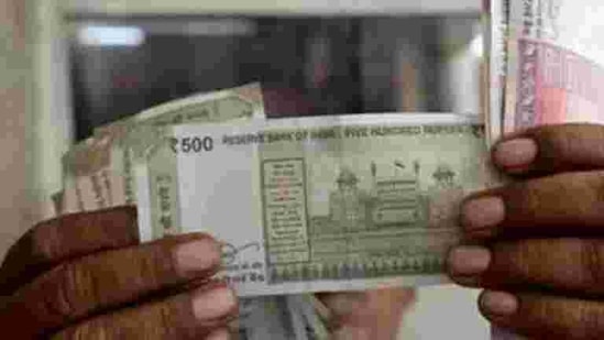 On Thursday, the rupee had settled at 72.99 against the American currency.(REUTERS) On Thursday, the rupee had settled at 72.99 against the American currency.(REUTERS)