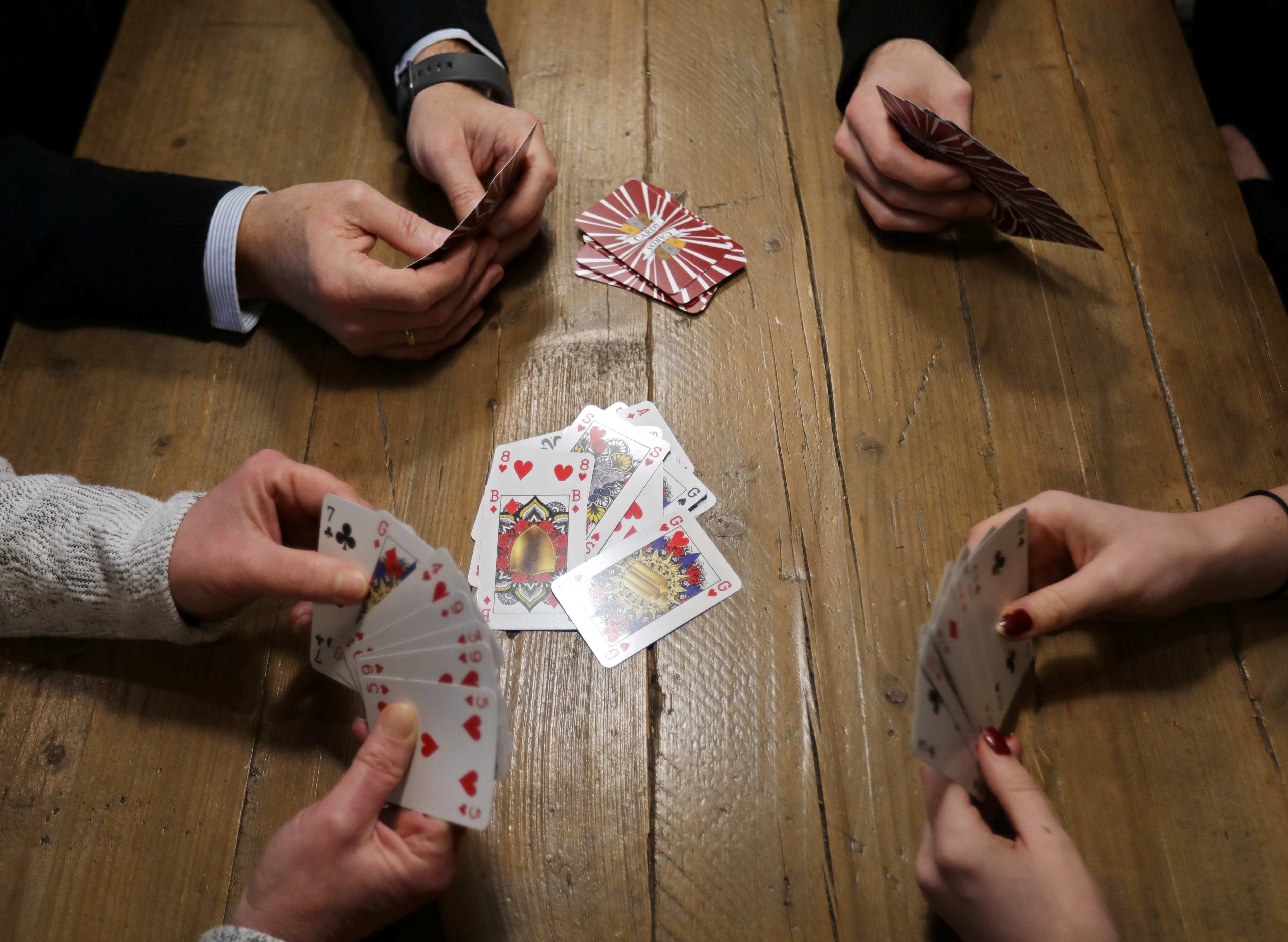 Indy Mellink's family and her boyfriend play cards in Oegstgeest, Leiden, Netherlands. (REUTERS)