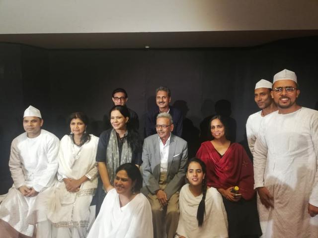 Shamsur Rahman Faruqi (seated, centre) at a dastangoi event in September 2018. Mahmood Farooqui stands immediately behind him; Anusha Rizvi is on his left. (Courtesy Mahmood Farooqui) Shamsur Rahman Faruqi (seated, centre) at a dastangoi event in September 2018. Mahmood Farooqui stands immediately behind him; Anusha Rizvi is on his left. (Courtesy Mahmood Farooqui)