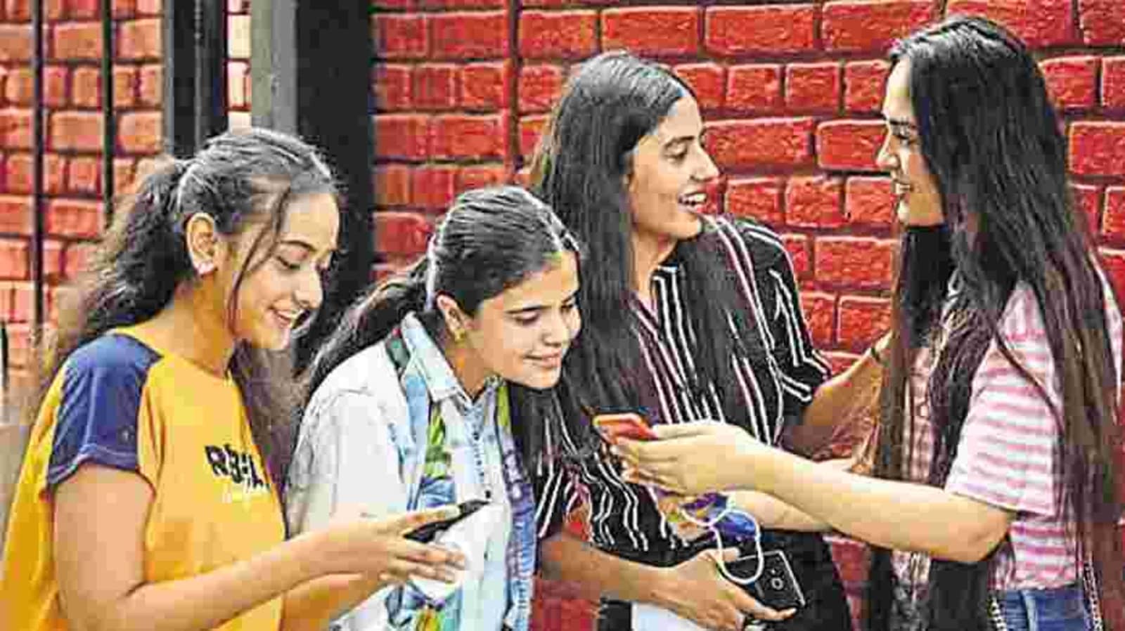 42 pc girls allowed access to mobile phone for less than an hour a day: Survey