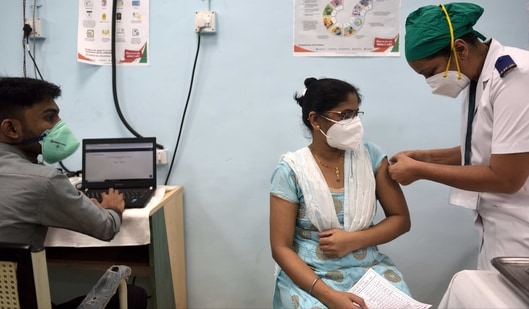 A Covid-19 vaccine shot being administerd at Rajawadi Hospital in Mumbai. (Satish Bate/HT Photos) A Covid-19 vaccine shot being administerd at Rajawadi Hospital in Mumbai. (Satish Bate/HT Photos)