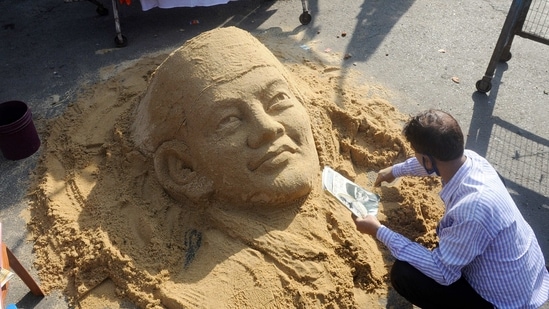 Sand artist Swapan Das creates a sand art of Netaji Subhash Chandra Bose to mark 125th birth anniversary of Netaji Subhash Chandra Bose, in Kolkata.(ANI) Sand artist Swapan Das creates a sand art of Netaji Subhash Chandra Bose to mark 125th birth anniversary of Netaji Subhash Chandra Bose, in Kolkata.(ANI)