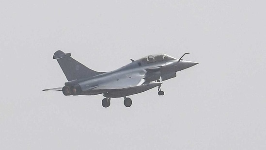 India and France have fielded a number of fighter jets in the exercise which include Rafales of two sides besides Mirages and the Sukhois of the Indian Air Force.(AFP)