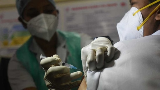 On Saturday, three districts reported over 100% coverage for centres giving Serum Institute of India’s Covishield – Shahdara, South, and North-East Delhi. (HT Photo)