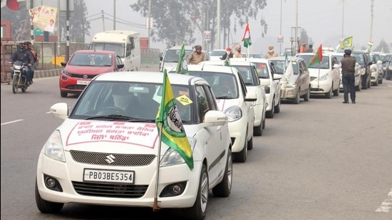 Exservicemen on their way from Bathinda to Delhi to join the farmers’ protest on Saturday. (Sanjeev Kumar/HT) Exservicemen on their way from Bathinda to Delhi to join the farmers’ protest on Saturday. (Sanjeev Kumar/HT)